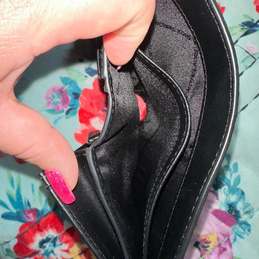 Michael Kors Wallet - Picture 4 of 11